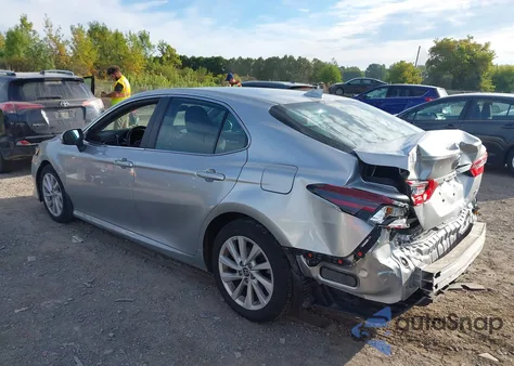 2022 Toyota Camry Le z USA, uszkodzony, nr VIN 4T1C11AK9NU704421